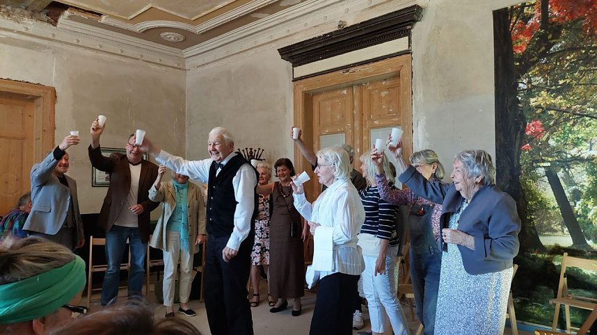 Ausverkaufte Premiere der "Silberdisteln" in der Villa Hohenrode