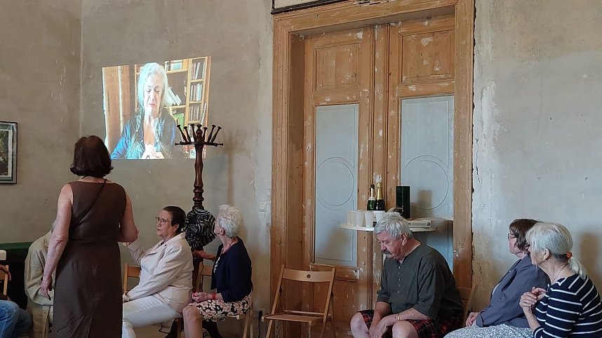 Ausverkaufte Premiere der "Silberdisteln" in der Villa Hohenrode