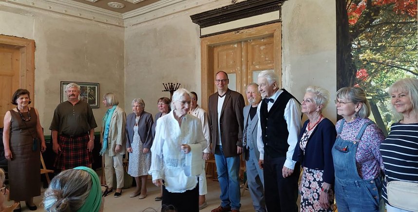 Ausverkaufte Premiere der "Silberdisteln" in der Villa Hohenrode