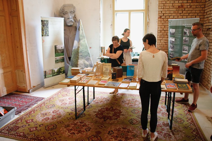 Auktion und B&uuml;cherflohmarkt im Park Hohenrode