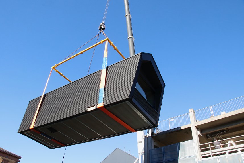 12 kleine Ferienh&auml;user werden dieser Tage am Bahnhofsplatz angeliefert