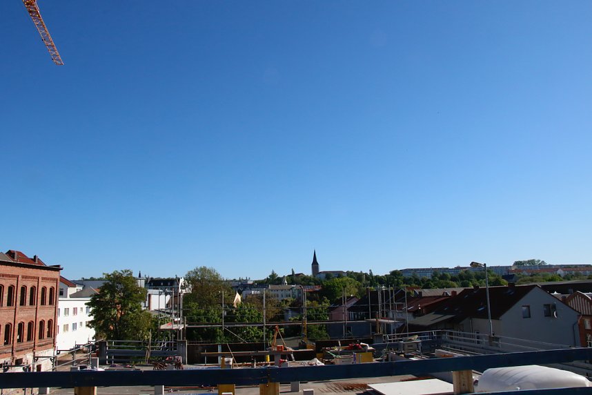 12 kleine Ferienh&auml;user werden dieser Tage am Bahnhofsplatz angeliefert