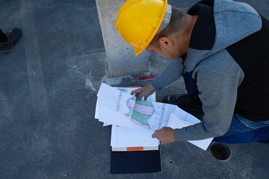 12 kleine Ferienh&auml;user werden dieser Tage am Bahnhofsplatz angeliefert
