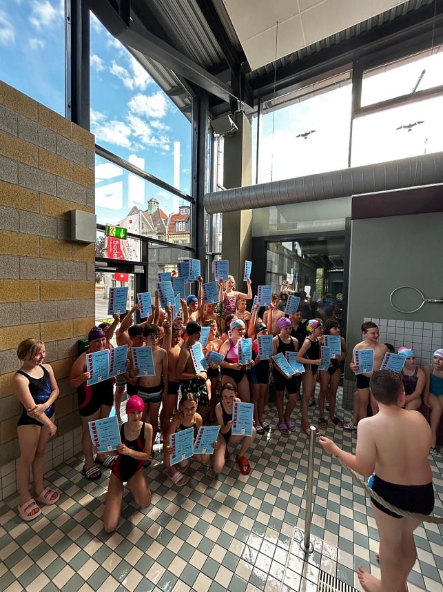 Grundschulen im Schwimmwettlkampf