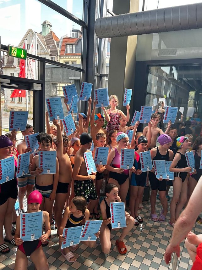 Grundschulen im Schwimmwettlkampf