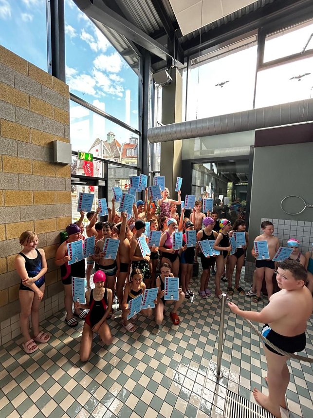 Grundschulen im Schwimmwettlkampf