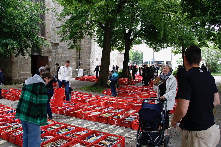 B&uuml;chermarkt vor der Blasii-Kirche