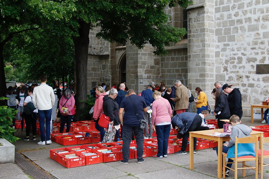 B&uuml;chermarkt vor der Blasii-Kirche