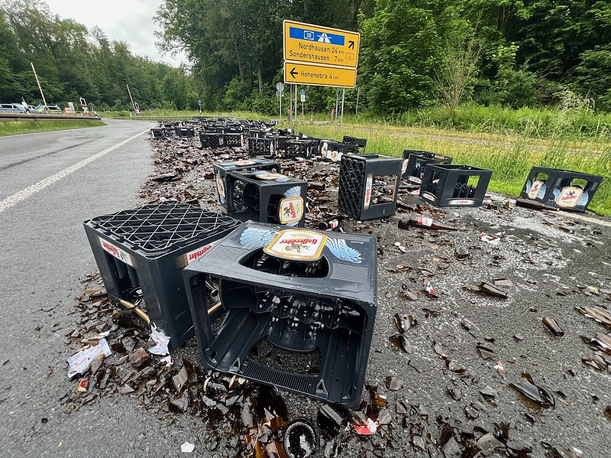 F&uuml;r immer verloren: ein Lkw verlor am morgen eine Ladung Bier auf der Bundesstra&szlig;e