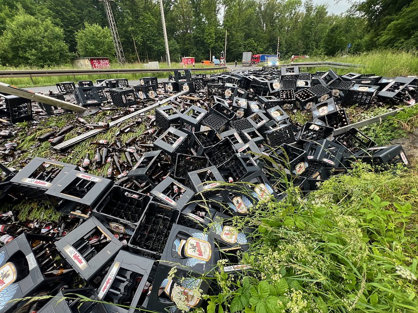 F&uuml;r immer verloren: ein Lkw verlor am morgen eine Ladung Bier auf der Bundesstra&szlig;e
