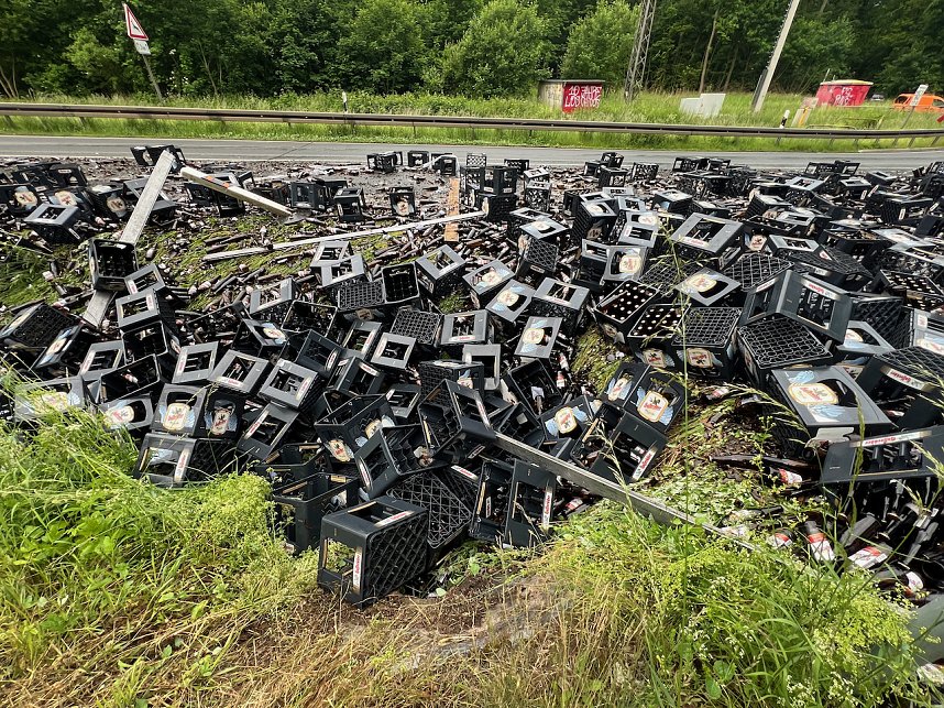 F&uuml;r immer verloren: ein Lkw verlor am morgen eine Ladung Bier auf der Bundesstra&szlig;e