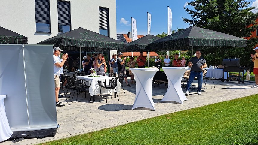 Golfer spenden in Neustadt