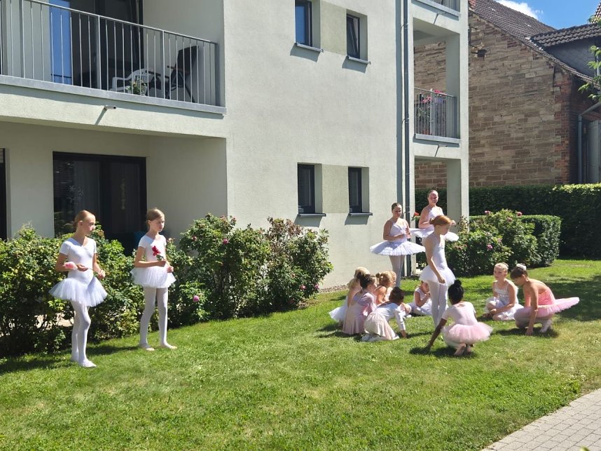 Die Eleven des Tanzstudio Radeva im Rolandhaus