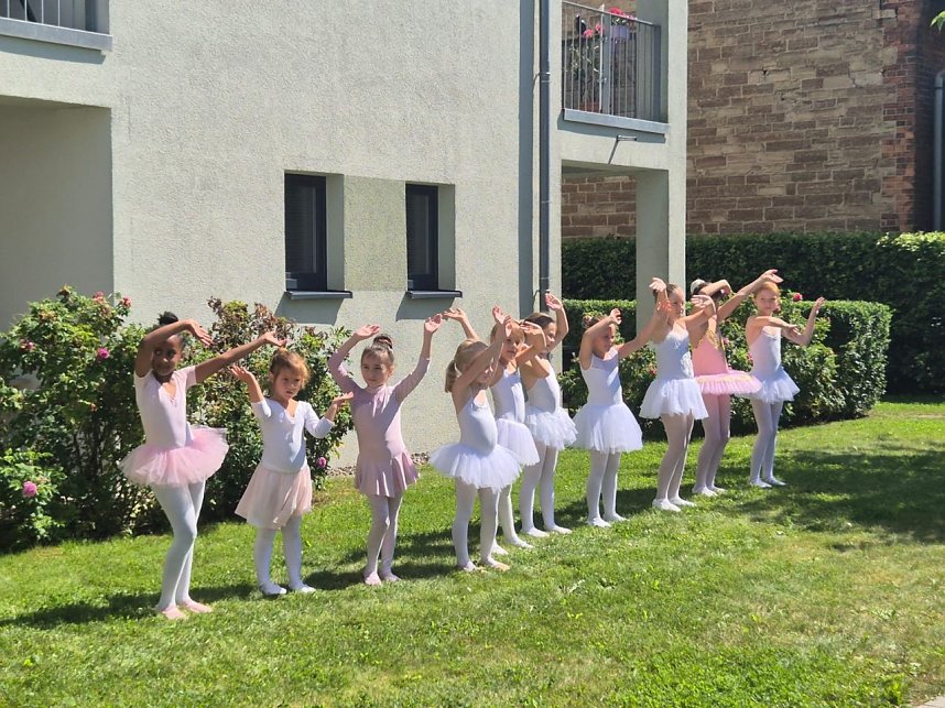 Die Eleven des Tanzstudio Radeva im Rolandhaus