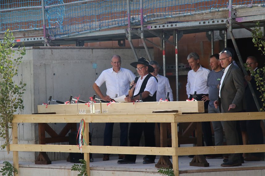 Festakt, Richtfest, Sommerparty - an der Oberstufe des Humboldt-Gymnasiums gab es heute volles Programm