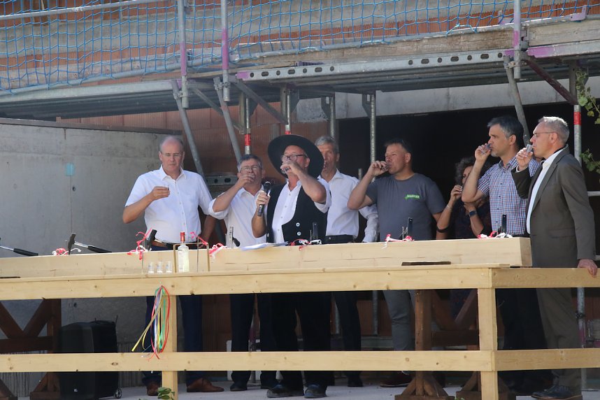 Festakt, Richtfest, Sommerparty - an der Oberstufe des Humboldt-Gymnasiums gab es heute volles Programm