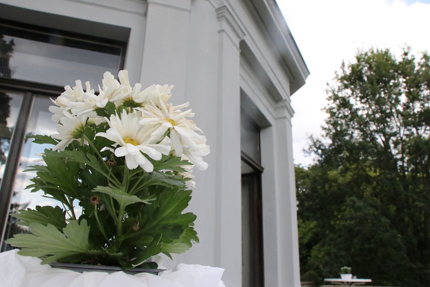 Diner en blanc in der Villa des Park Hohenrode