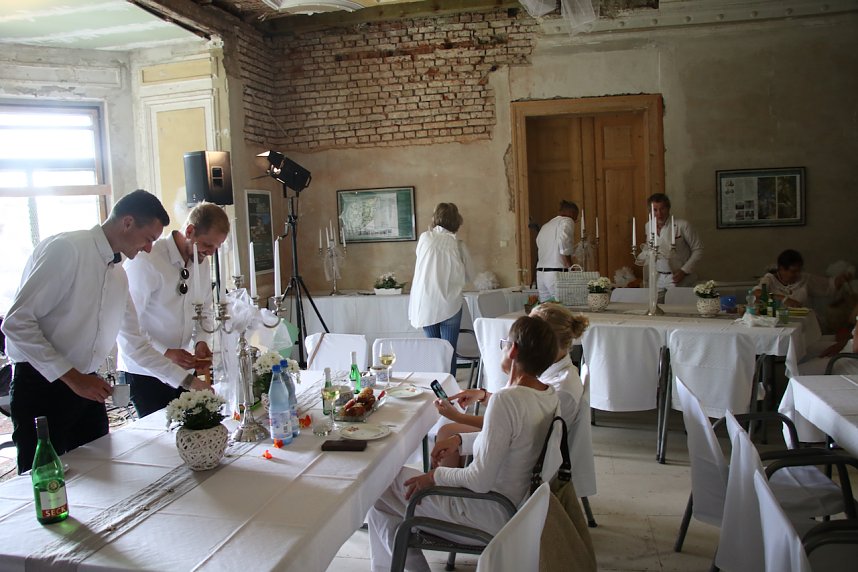 Diner en blanc in der Villa des Park Hohenrode