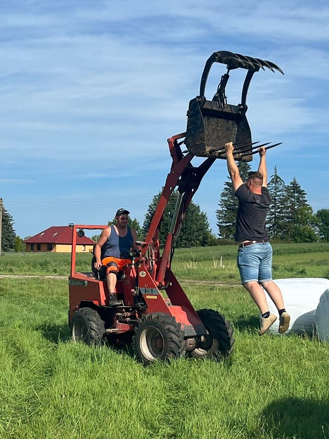 Ein M&auml;rchenschloss aus Stroh in Gro&szlig;lohra