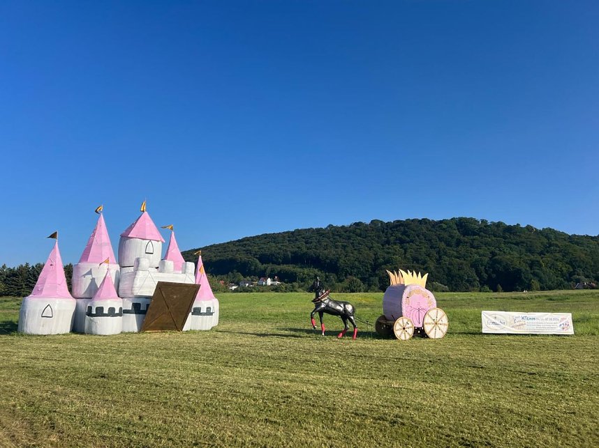 Ein M&auml;rchenschloss aus Stroh in Gro&szlig;lohra