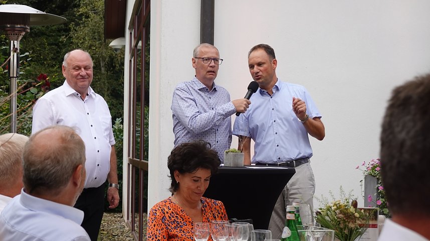  Jauch mit den beiden Gastgebern