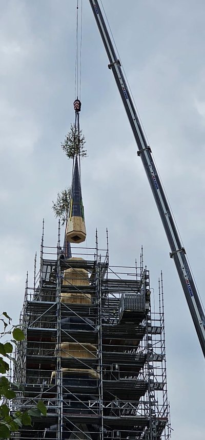 In Ellrich wurden heute die Spitzen auf die neuen Kircht&uuml;rme gesetzt und die Glocken in die H&ouml;he gebracht