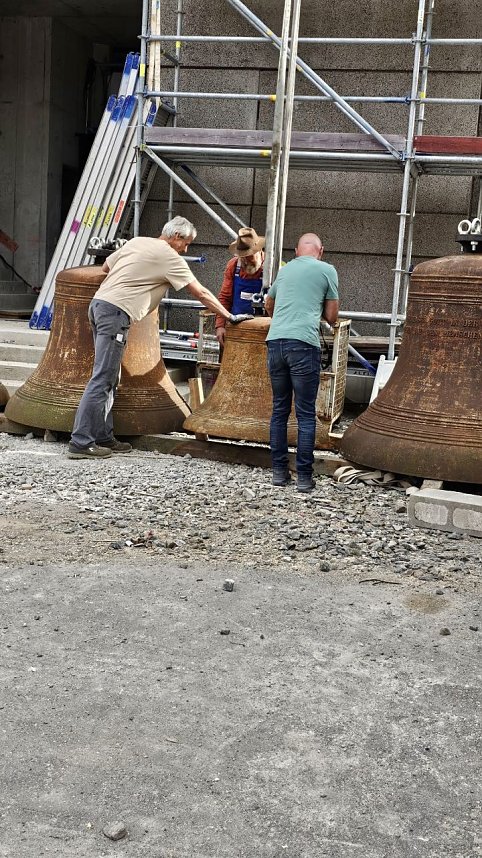 In Ellrich wurden heute die Spitzen auf die neuen Kircht&uuml;rme gesetzt und die Glocken in die H&ouml;he gebracht