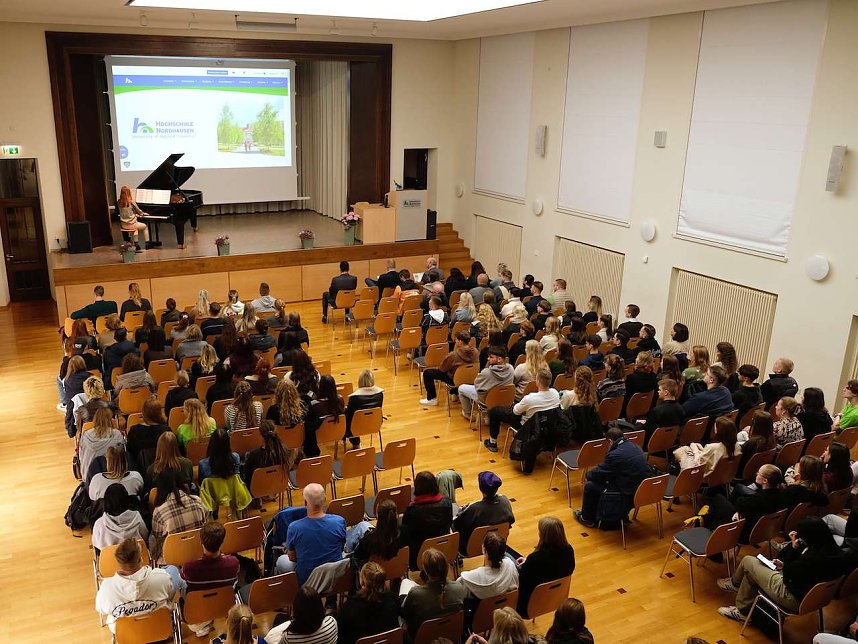 Die Neuen werden in der Hochschule begr&uuml;&szlig;t