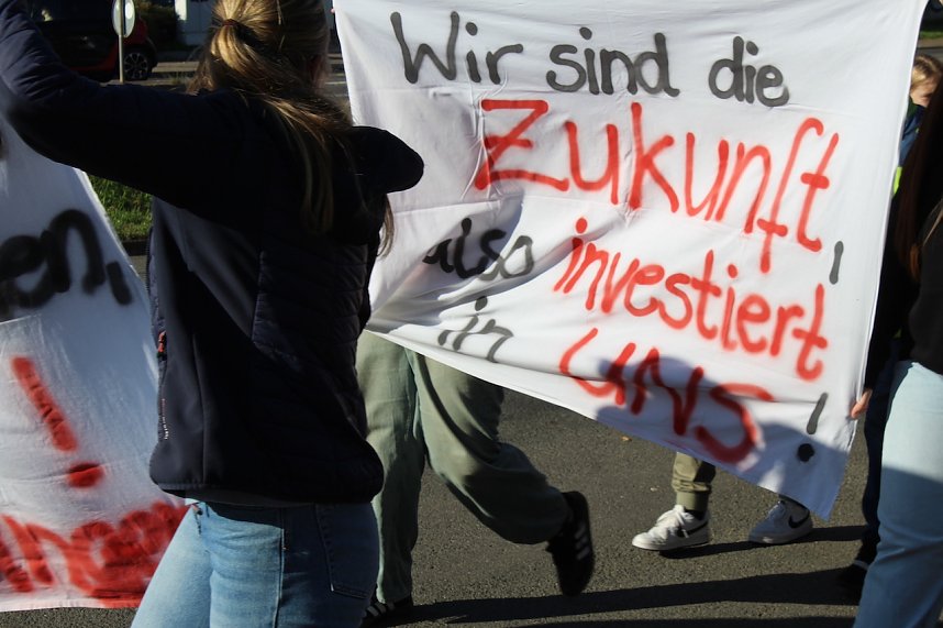 Protestdemo gegen die schlechten Bedingungen an der Regelschule in Niedrsachswerfen