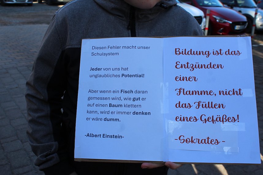 Protestdemo gegen die schlechten Bedingungen an der Regelschule in Niedrsachswerfen