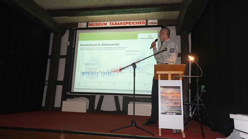 Gerd Thomsen informierte zum Wald und dessen Zukunft.