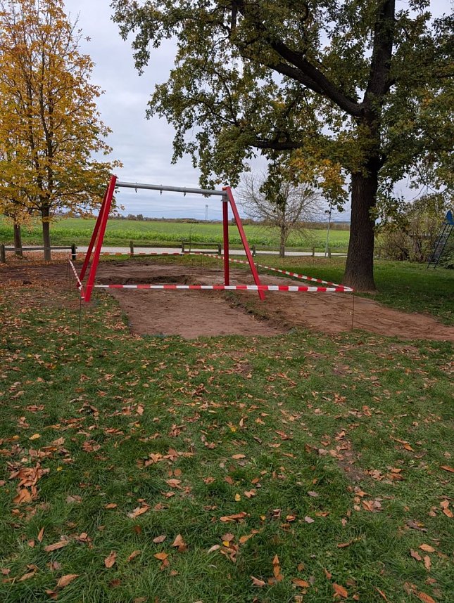 Kirmesburschen bauen eine neuen Schaukel auf