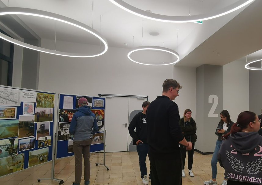 Mehr als 100 G&auml;ste besuchten die Hochschule Nordhausen, um gemeinsam mit Zeitzeugen an die friedliche Revolution und Grenz&ouml;ffnung vor 35 Jahren zu erinnern und die Bedeutung demokratischer Werte f&uuml;r die heutige Gesellschaft zu diskutieren