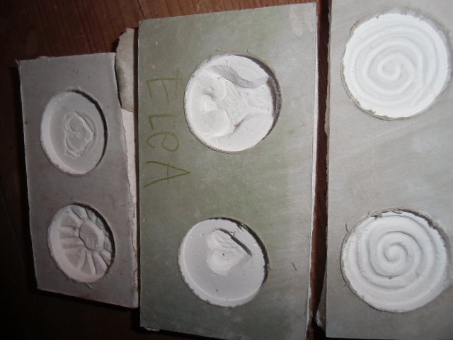 Beim Kinder-Kirchen-Laden wird Zinn gesucht