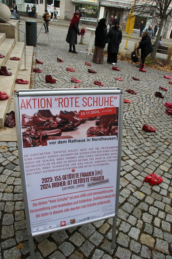 Aktion "Rote Schuhe" vor dem Nordh&auml;user Rathaus