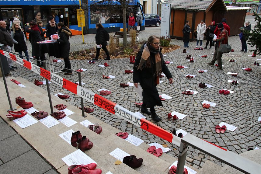 Aktion "Rote Schuhe" vor dem Nordh&auml;user Rathaus