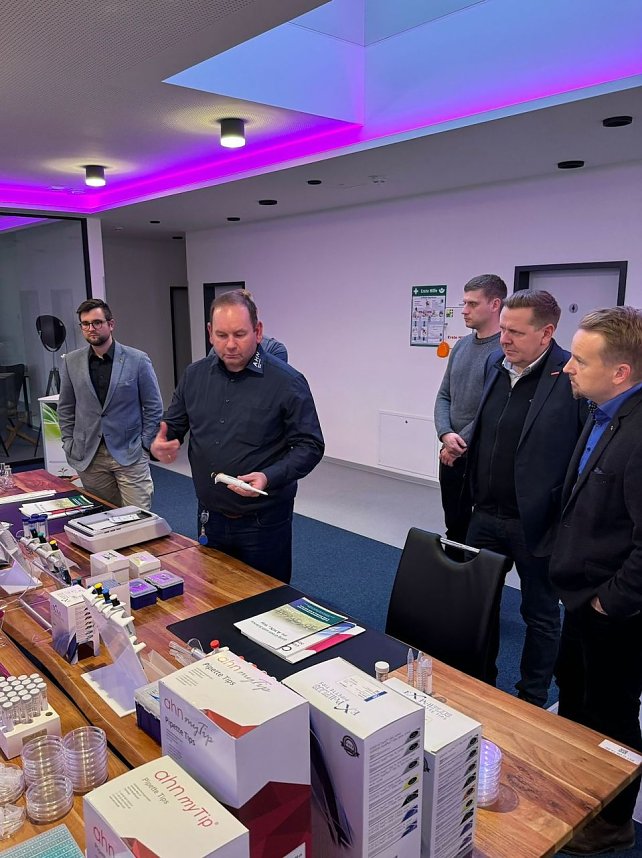 Der Arbeitskreis SCHULEWIRTSCHAFT traf sich bei AHN Biotechnologie und Sokratherm