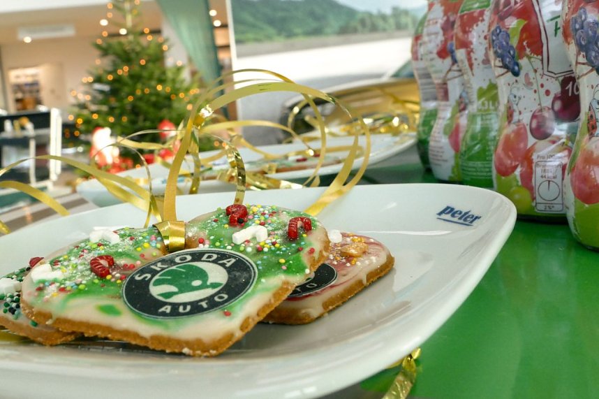 Weihnachtsbau in der Skoda-Autowelt geschm&uuml;ckt