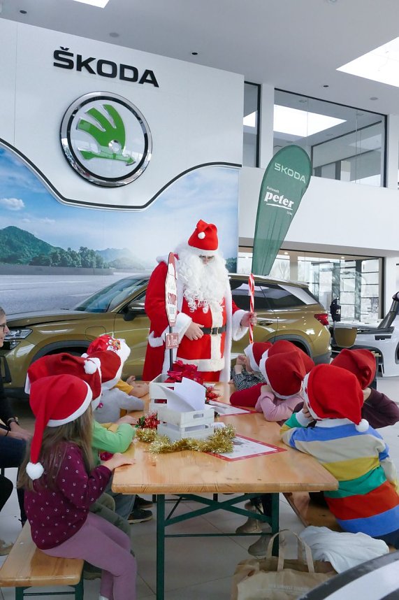 Weihnachtsbau in der Skoda-Autowelt geschm&uuml;ckt