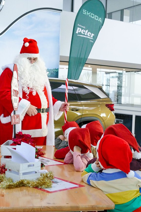 Weihnachtsbau in der Skoda-Autowelt geschm&uuml;ckt
