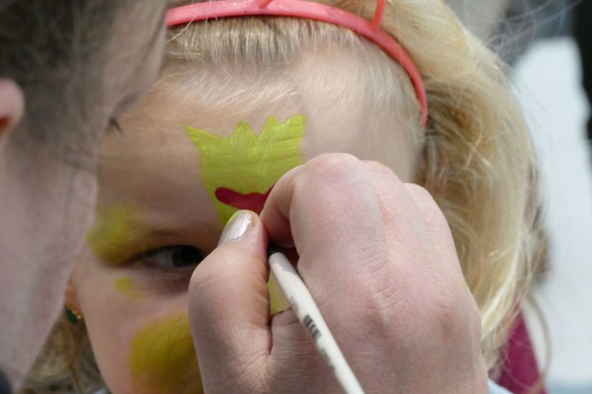 Weihnachtsbau in der Skoda-Autowelt geschm&uuml;ckt