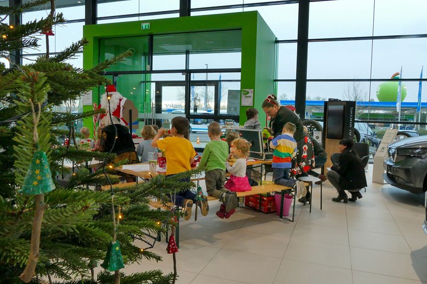 Weihnachtsbau in der Skoda-Autowelt geschm&uuml;ckt