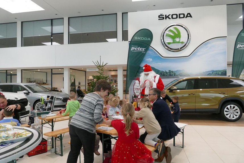 Weihnachtsbau in der Skoda-Autowelt geschm&uuml;ckt