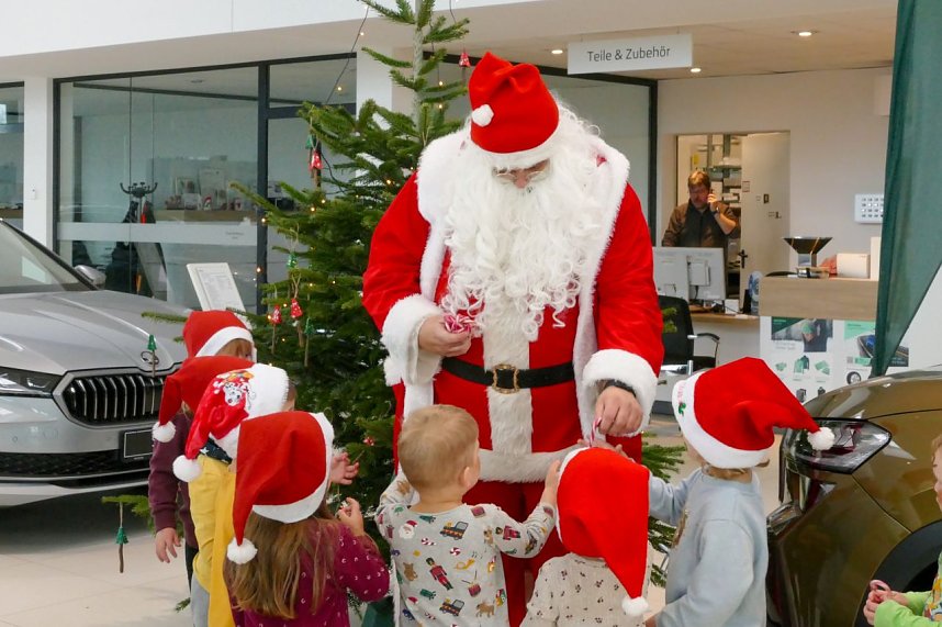 Weihnachtsbau in der Skoda-Autowelt geschm&uuml;ckt