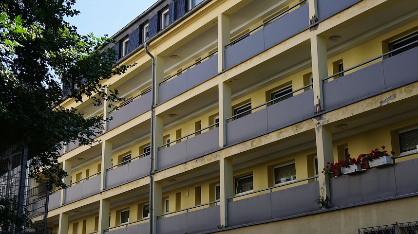 Der alte Laubengang muss aufgrund sehr schlechter Betonqualit&auml;t umfangreich saniert werden. Nach der Modernisierung wird er umgenutzt als Vorzone f&uuml;r die Wohnungen dienen. Ein neuer Laubengang mit Aufzug wird davorgestellt.