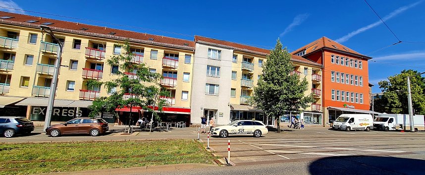 Stra&szlig;enansicht: Das Haus Rautenstra&szlig;e 1 grenzt direkt an den Marktplatz in Nordhausen und ist eine der besten Gesch&auml;ftsadressen der Stadt.