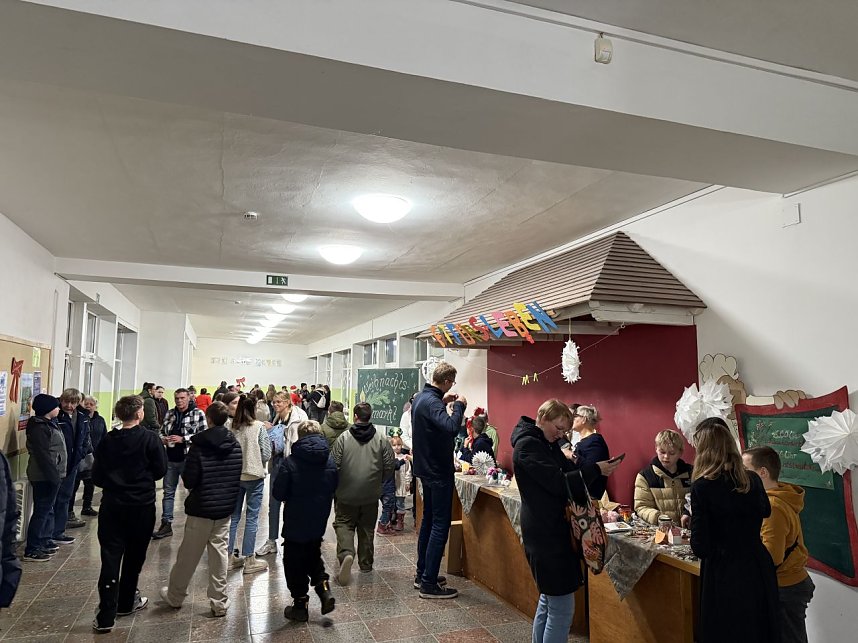 Weihnachtsmarkt und festliches Programm an der Regelschule Niedersachswerfen