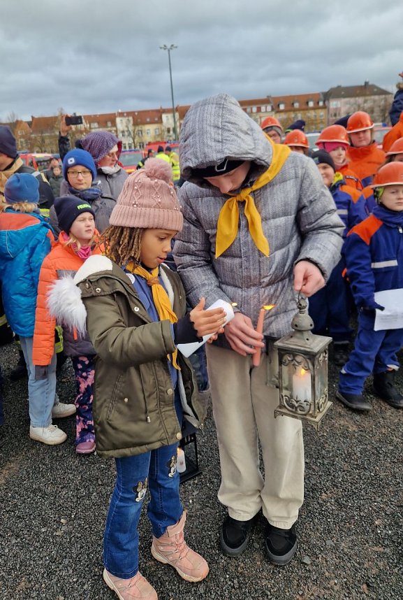 Auch die Pfadfinder der Adventjugend "Die Nordh&auml;user Grash&uuml;pfer" geben das Licht weiter