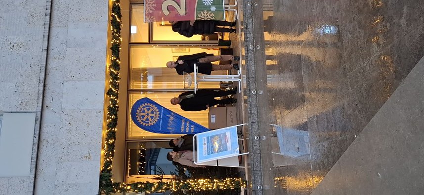 Verlosungsaktion der Nordh&auml;user Rotarier und Lions vor der Bibliothek 