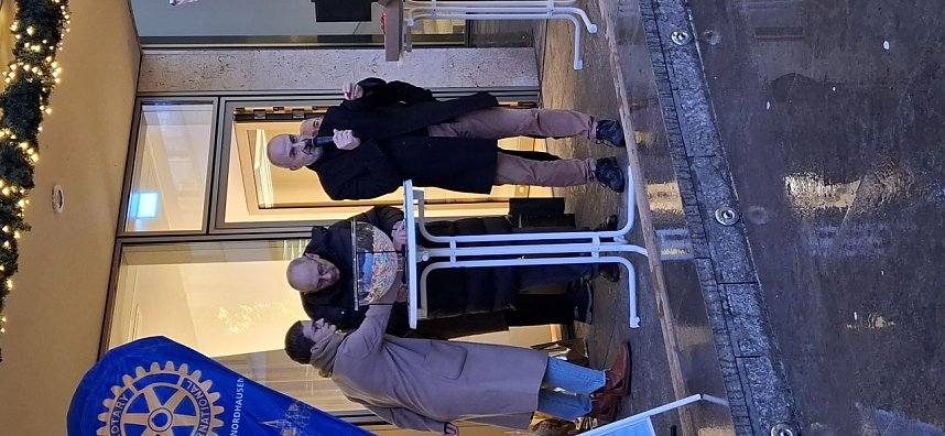 Verlosungsaktion der Nordh&auml;user Rotarier und Lions vor der Bibliothek 